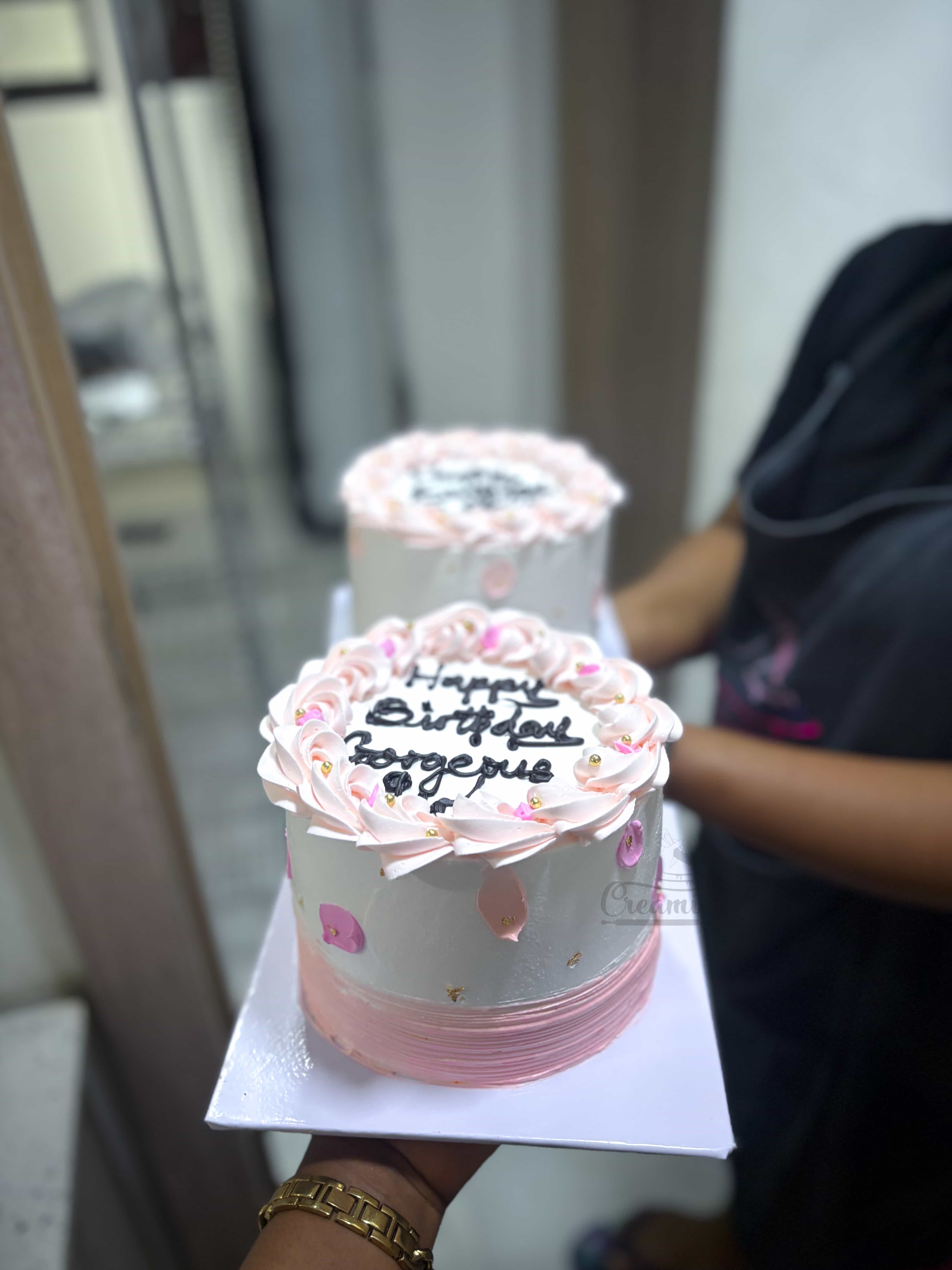 MIRA 2 - 6 inch two layers - Available in Vanilla, Red Velvet, Chocolate