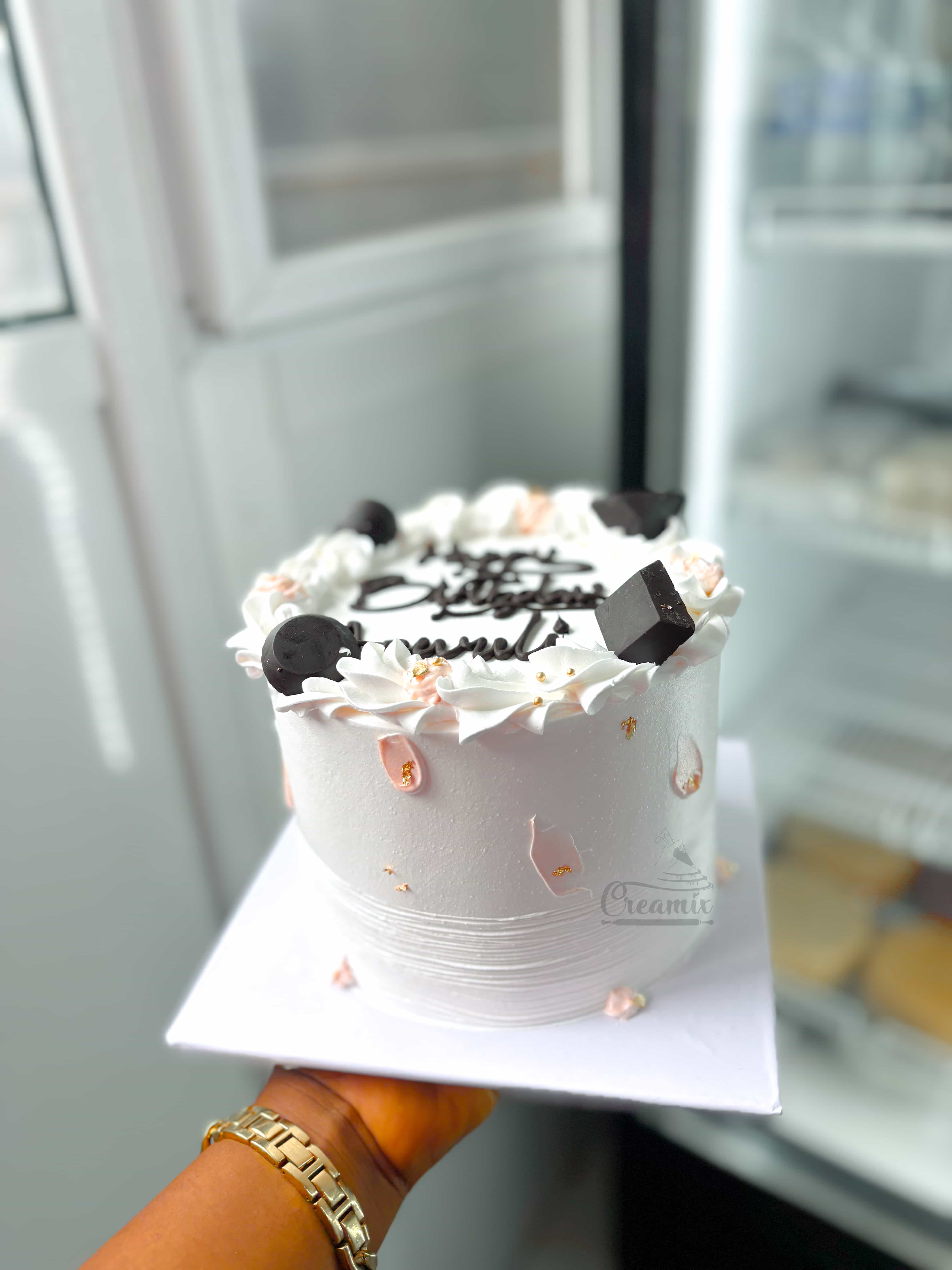 MIRA 2 - 6 inch two layers - Available in Vanilla, Red Velvet, Chocolate