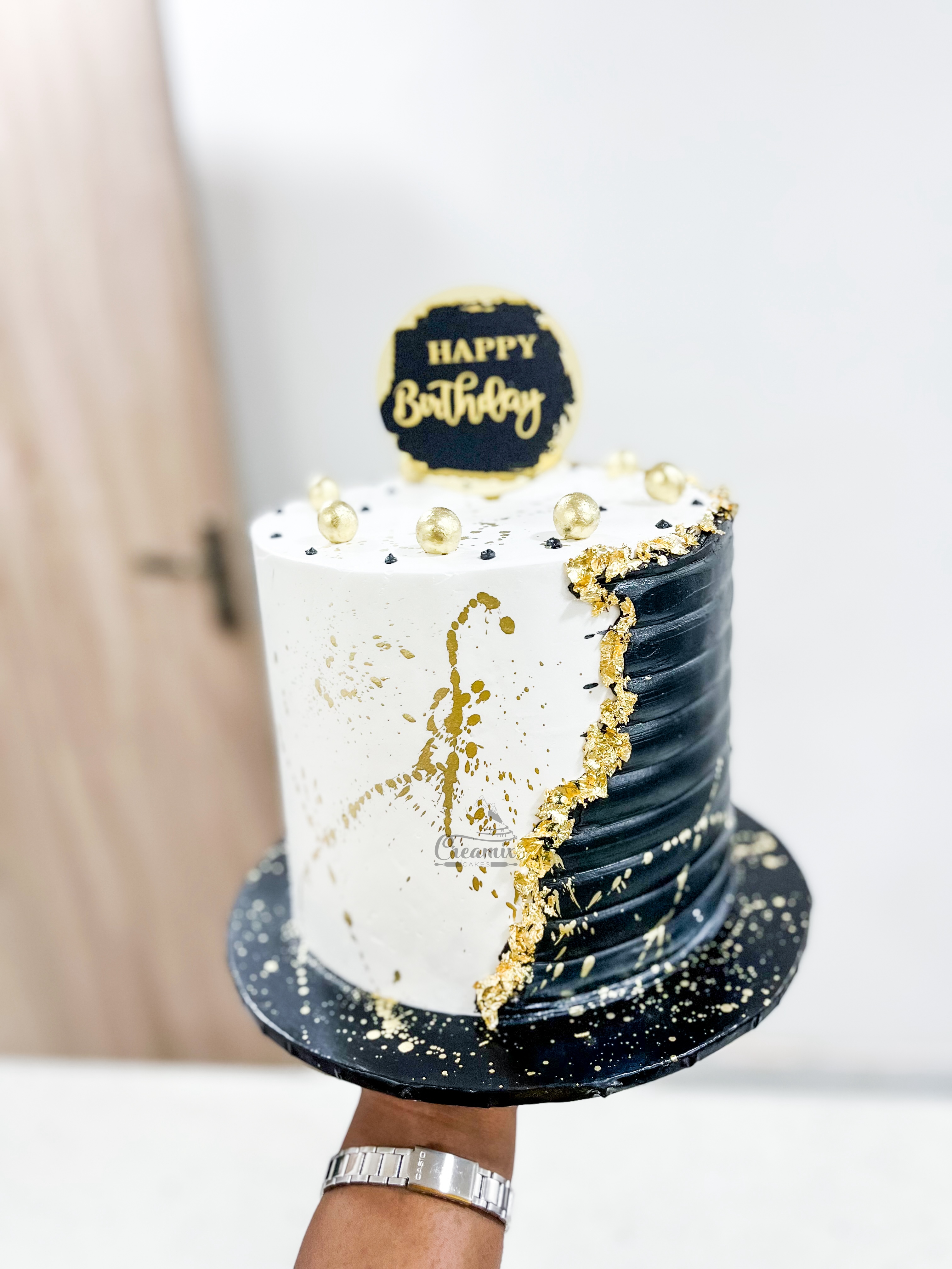 The REGAL ELEGANCE cake - Available in Vanilla, Red Velvet, Chocolate, etc.
