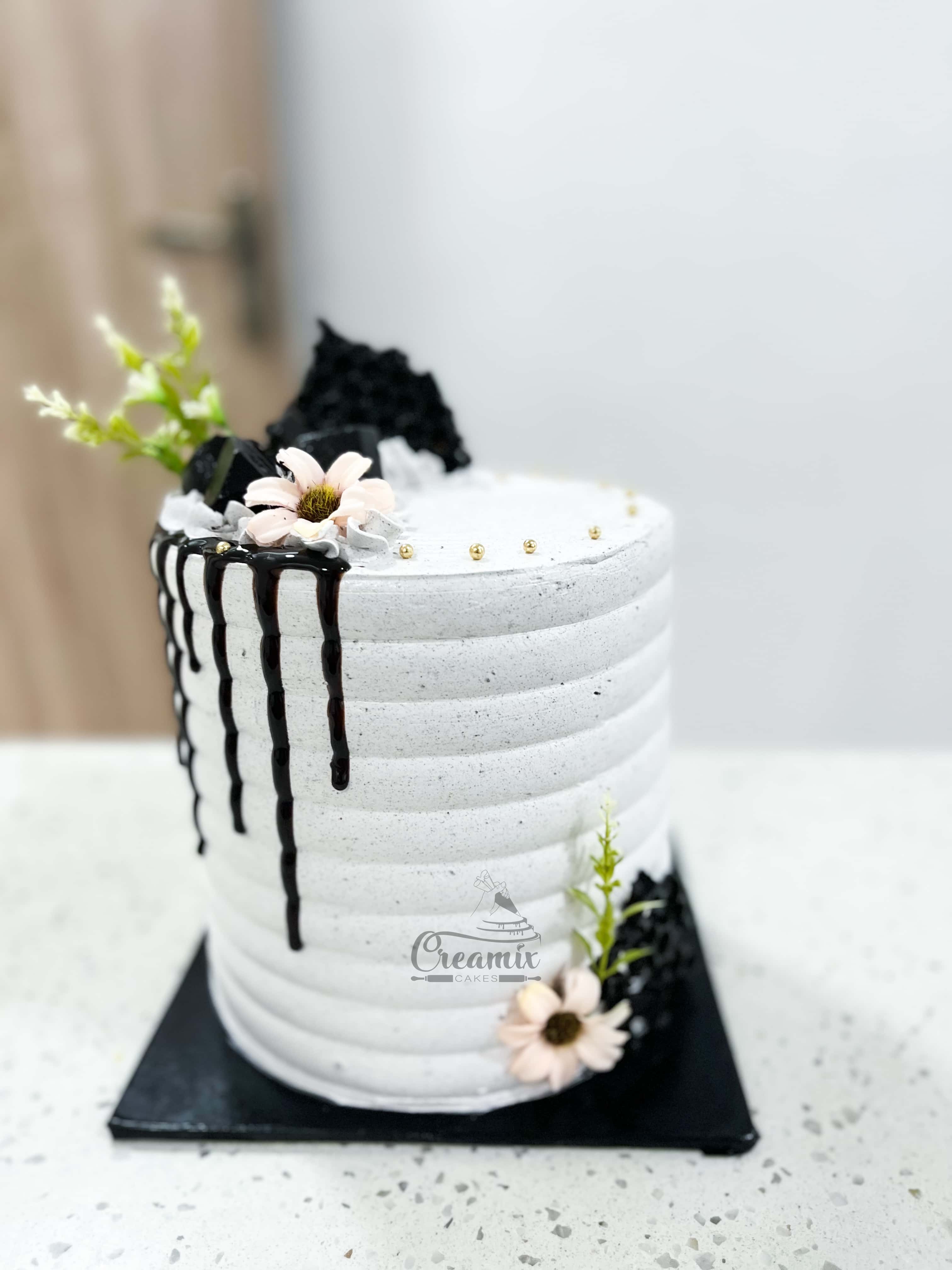 The COOKIE CRUMBS cake - Available in Vanilla, Red Velvet, Chocolate, etc.